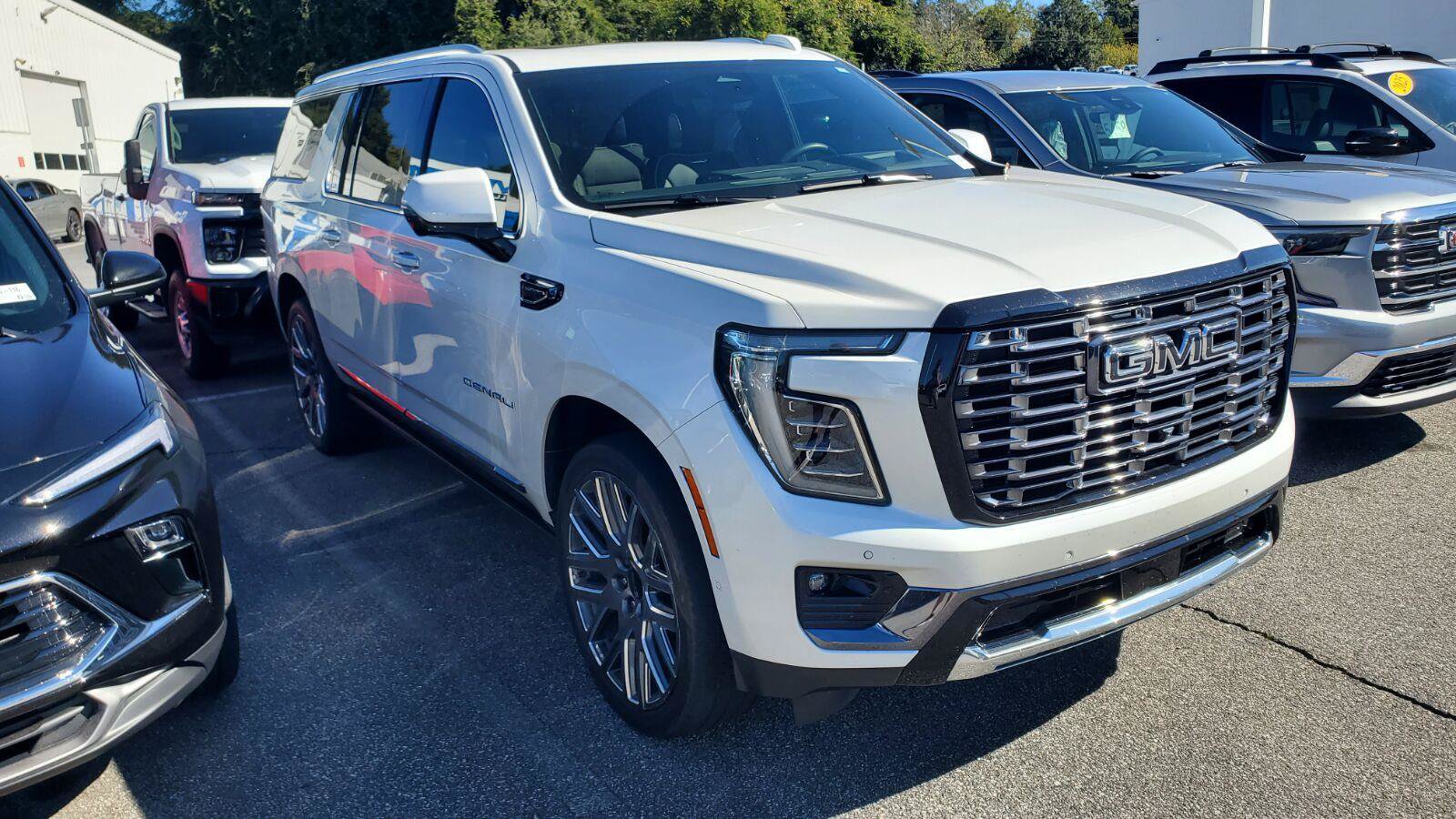 Used 2025 GMC Yukon XL Denali Ultimate w/ LPO, Floor Liner Package AWD/4WD image 2