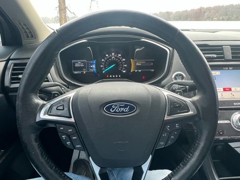 Used 2018 Ford Fusion Titanium image 16