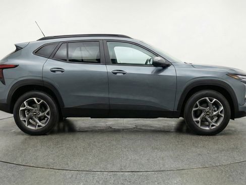 Used 2025 Chevrolet Trax LT FWD image 11
