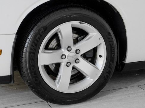 Used 2013 Dodge Challenger SXT image 42