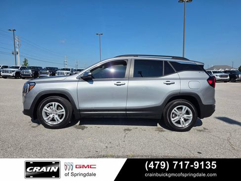 Used 2024 GMC Terrain SLE w/ Driver Convenience Package FWD image 4