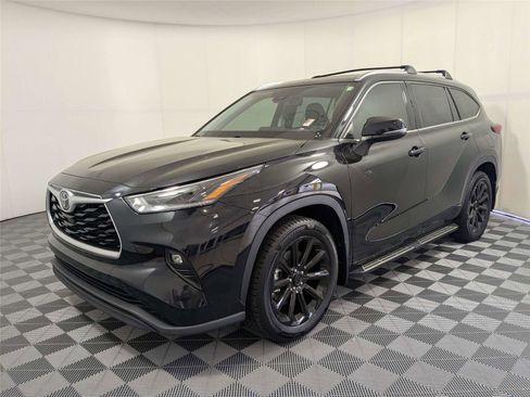 Used 2021 Toyota Highlander XLE image 2