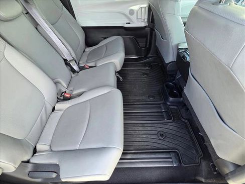 Used 2025 Toyota Sienna XLE image 19
