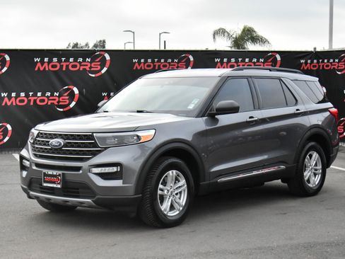 Used 2022 Ford Explorer XLT w/ Equipment Group 202A image 3