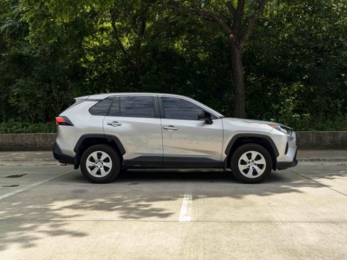 Used 2022 Toyota RAV4 LE FWD image 10
