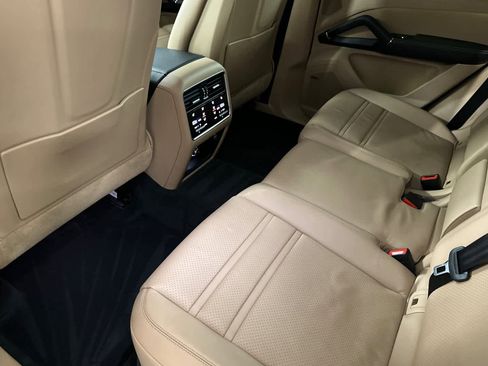 Used 2019 Porsche Cayenne image 4