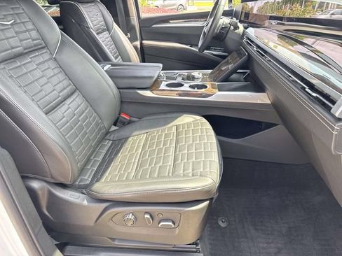 Certified 2025 Cadillac Escalade ESV Sport Platinum AWD/4WD image 9