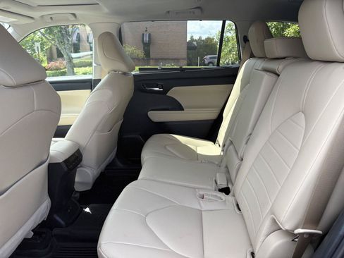 Used 2024 Toyota Highlander XLE AWD/4WD image 24
