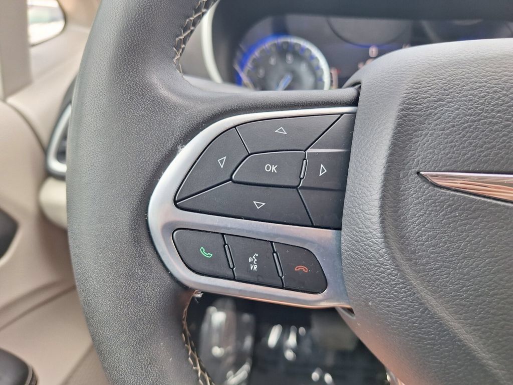 Used 2024 Chrysler Pacifica Touring-L FWD image 19