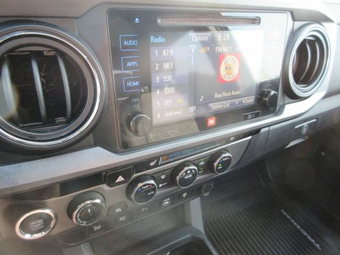 Used 2017 Toyota Tacoma TRD Sport AWD/4WD image 28