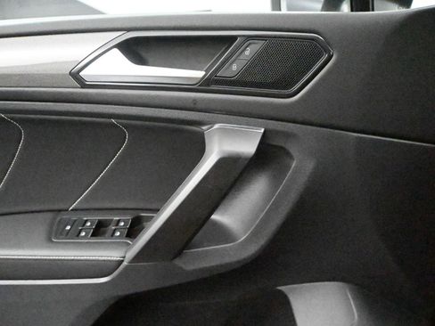 Used 2023 Volkswagen Tiguan SE w/ Panoramic Sunroof Package AWD/4WD image 5