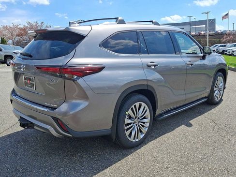 New 2026 Toyota Highlander Platinum AWD/4WD image 12