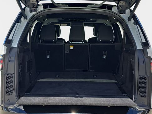 Used 2025 Land Rover Discovery Metropolitan Edition image 12