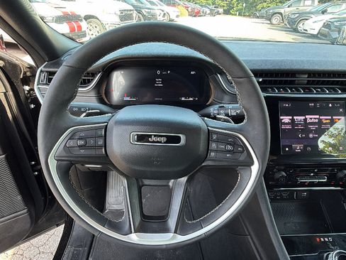 Used 2025 Jeep Grand Cherokee Altitude AWD/4WD image 27