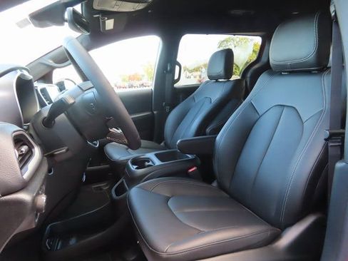 New 2026 Chrysler Pacifica Select image 18