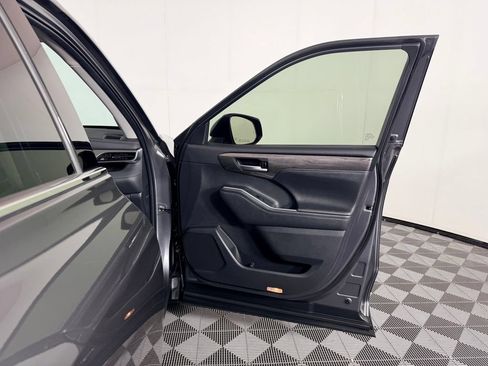 Used 2024 Toyota Highlander Limited FWD image 37