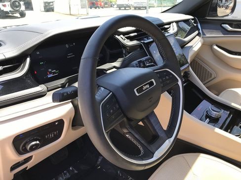 Used 2022 Jeep Grand Cherokee Limited 4xe w/ Luxury Tech Group II AWD/4WD image 20