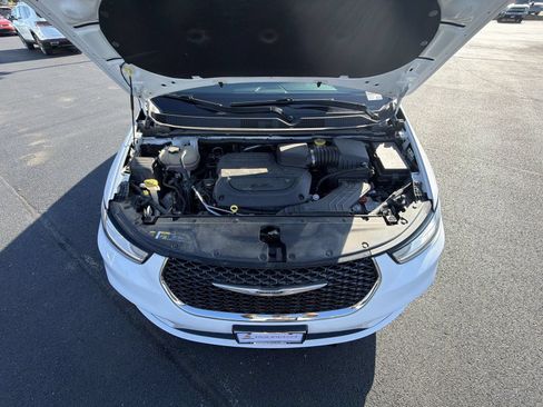 Used 2023 Chrysler Pacifica Touring-L FWD image 24