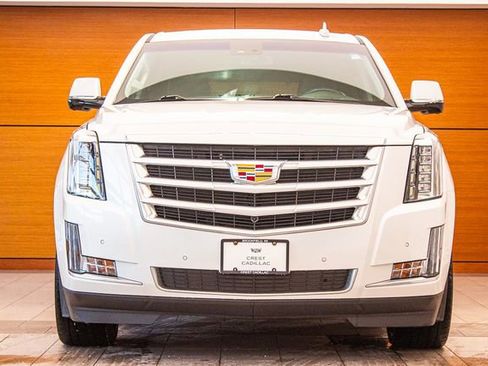 Used 2018 Cadillac Escalade Luxury image 2