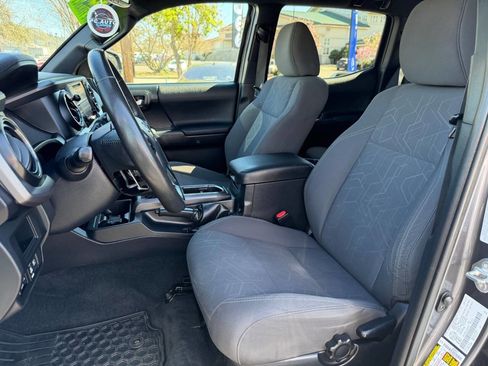 Used 2018 Toyota Tacoma TRD Sport image 7