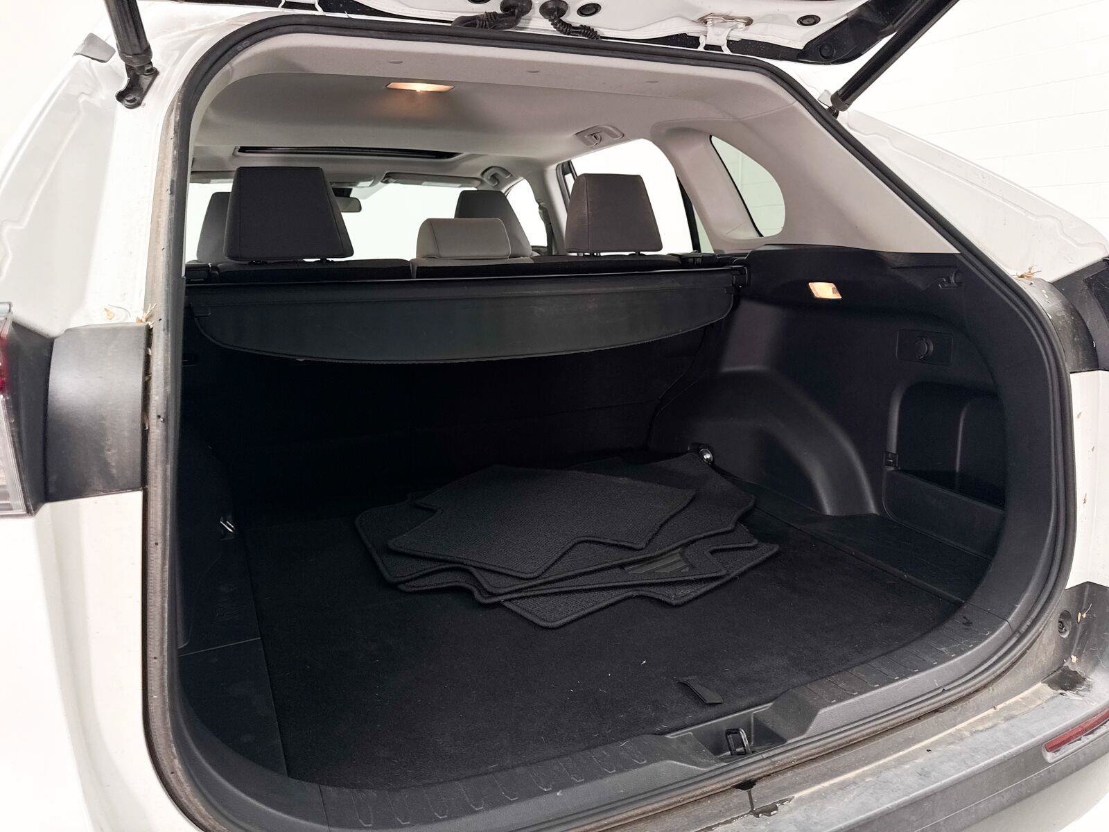 Used 2020 Toyota RAV4 XLE w/ Convenience Package FWD image 31