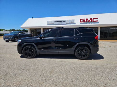 Used 2021 GMC Terrain SLT w/ Infotainment Package II FWD image 2