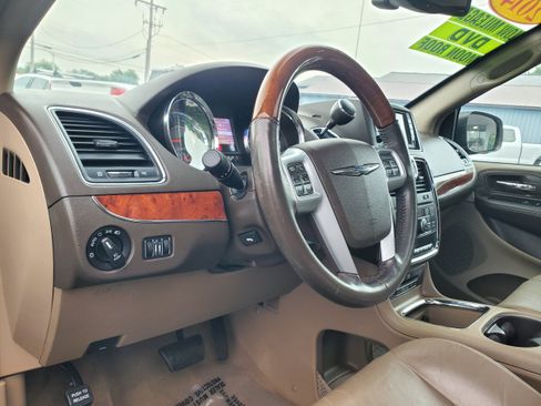 Used 2014 Chrysler Town & Country Limited w/ Luxury Group FWD image 13