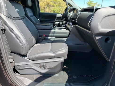 New 2026 Ford Expedition Platinum image 17
