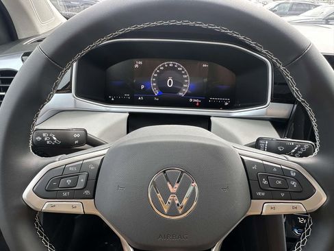 New 2026 Volkswagen Taos SE FWD image 15