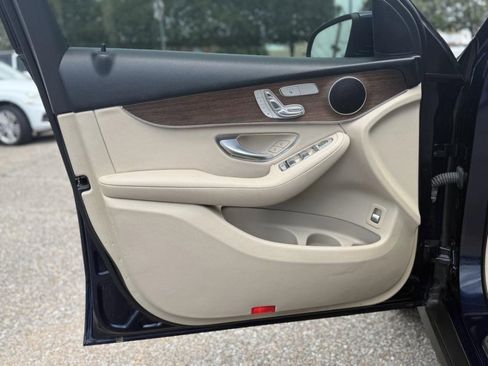 Used 2022 Mercedes-Benz GLC 300 4MATIC w/ Premium Package Lite image 13