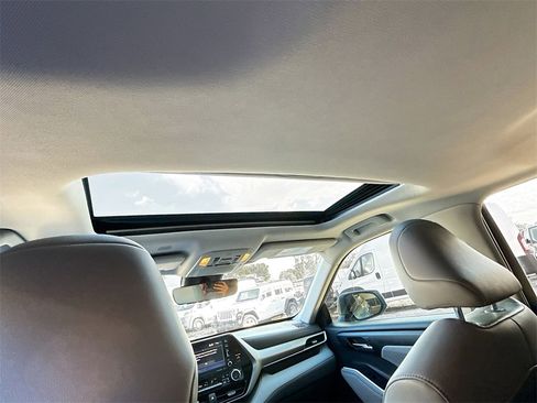Used 2020 Toyota Highlander XLE image 24