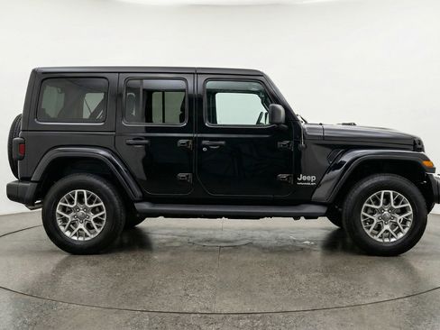 Used 2025 Jeep Wrangler Sahara image 11