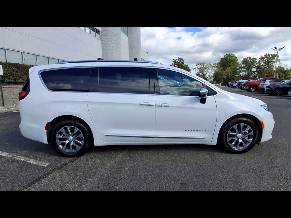 Used 2025 Chrysler Pacifica Pinnacle FWD image 9