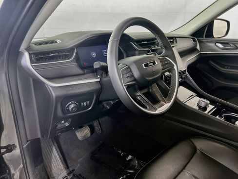 Used 2023 Jeep Grand Cherokee Limited AWD/4WD image 9