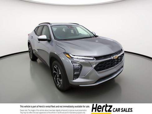 Used 2025 Chevrolet Trax LT FWD image 1