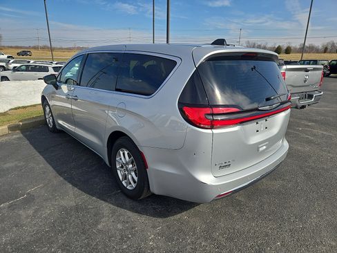 Used 2024 Chrysler Pacifica Touring-L image 3