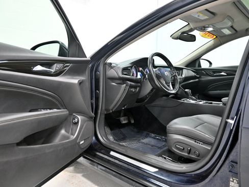 Used 2018 Buick Regal Essence w/ Driver Confidence Package #1 AWD/4WD image 4