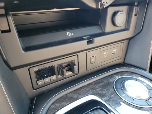 Certified 2021 Nissan Armada Platinum image 35