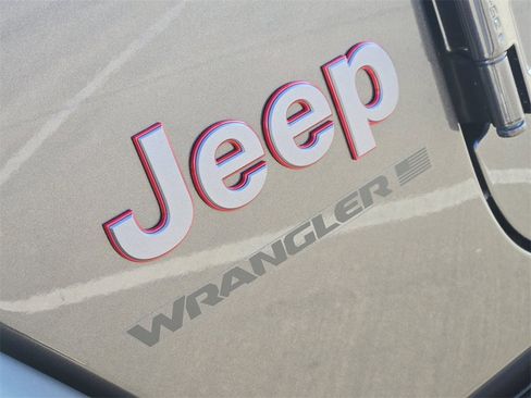 Used 2025 Jeep Wrangler Unlimited Rubicon w/ Technology Group image 13