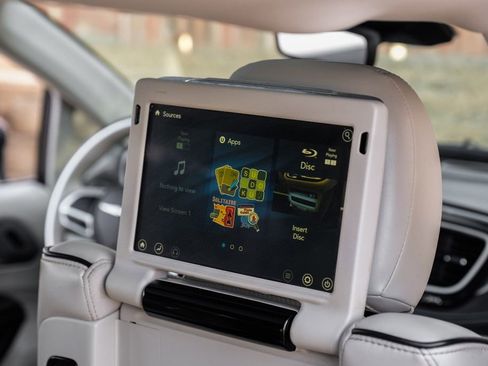 Used 2019 Chrysler Pacifica Limited w/ Advanced Safetytec Group image 40