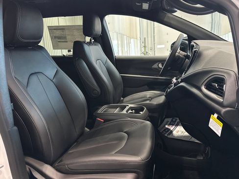 New 2027 Chrysler Pacifica Select AWD/4WD image 32