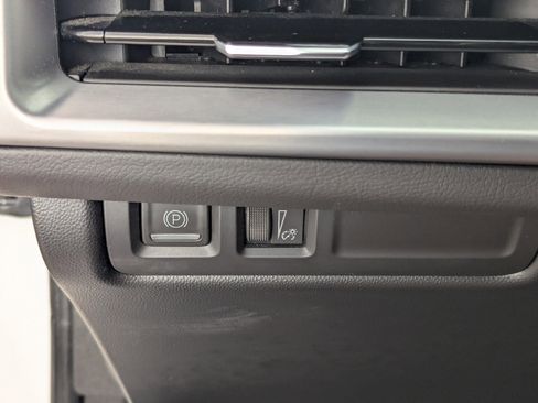 Used 2024 Cadillac XT4 Premium Luxury image 31