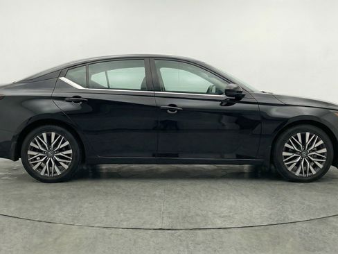 Used 2025 Nissan Altima 2.5 SV FWD image 11