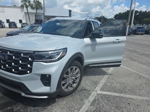 Used 2025 Ford Explorer Platinum RWD image 3