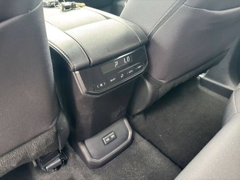 Used 2025 Toyota Highlander LE FWD image 23