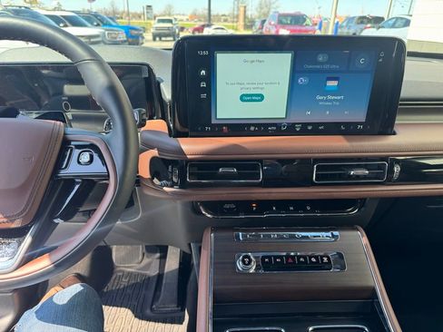 Used 2025 Lincoln Aviator Reserve w/ Equipment Group 201A image 12