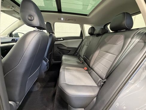 Used 2023 Volkswagen Taos SE w/ Panoramic Sunroof Package FWD image 22