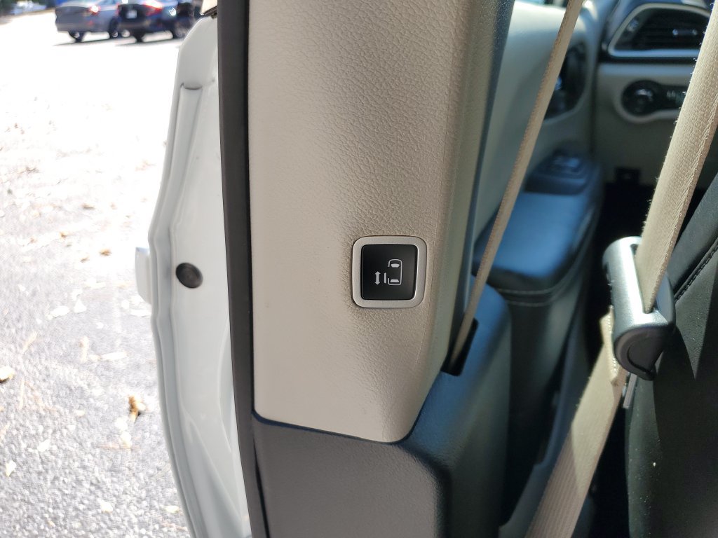 Used 2023 Chrysler Pacifica Touring-L FWD image 16