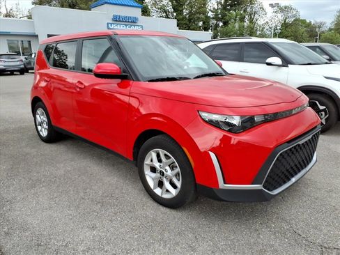 Used 2025 Kia Soul LX w/ LX Technology Package FWD image 2