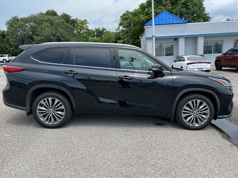 Used 2020 Toyota Highlander Platinum AWD/4WD image 4